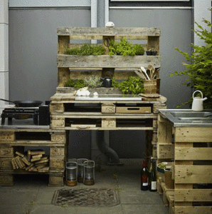 Una cocina de jardín en paletas