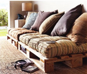Un sofá hecho con paletas