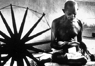 Gandhi y su rueca: figura en el campo de Khâdi y emblema de la bandera india